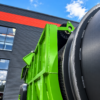 Primer plano industrial_ tambor negro y estructura verde Tromel móvil sobre orugas Tartessos T50