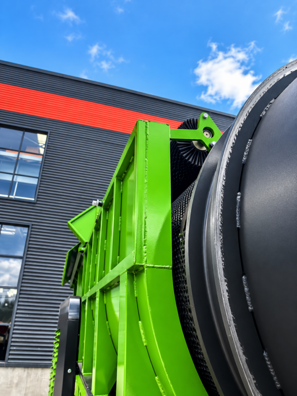 Primer plano industrial_ tambor negro y estructura verde Tromel móvil sobre orugas Tartessos T50